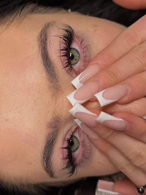 Wispy lash set with French nails