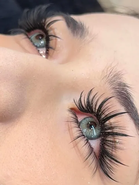 Fluffy spiky lash extensions