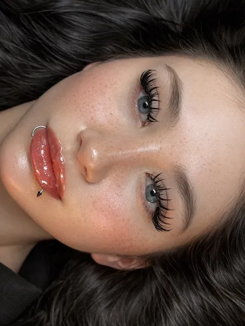 Natural wet-look lashes